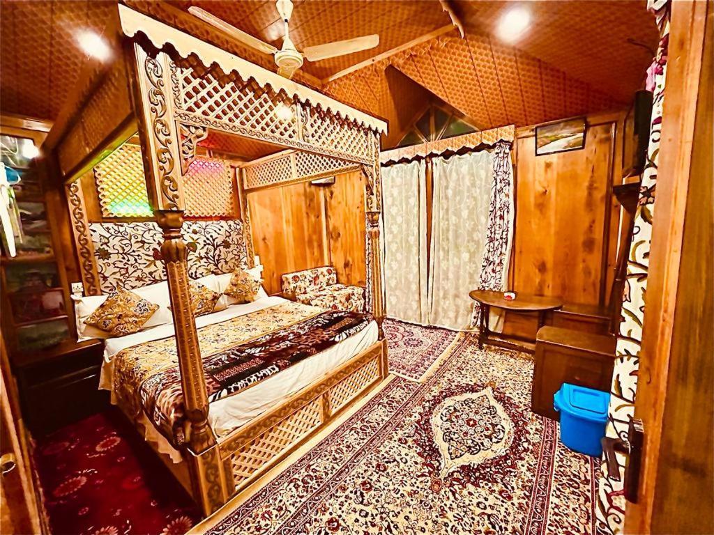 Готель Hayat Group Of Houseboats Срінагар Екстер'єр фото
